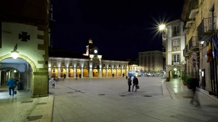 Una imagen de la Plaza España con la iluminación de las farolas