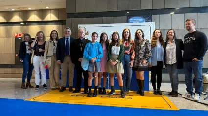 La gerente del CC Ferial Plaza, Alicia Jodra, con los demás miembros del jurado y docentes de los tres colegios participantes