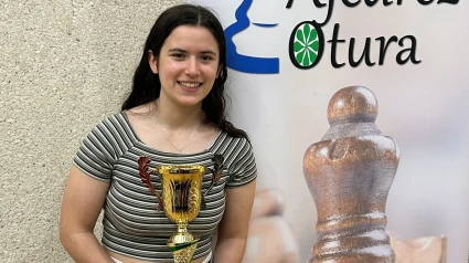 Rosa Adela Lorente Serrano posa contenta con su trofeo como campeona provincial