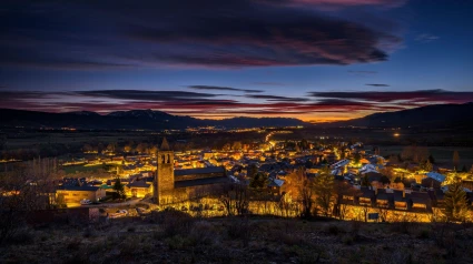 Atardecer, crepúsculo y anochecer sobre Llivia, visto desde el camino hacia el castillo