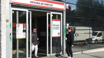 Dos personas en la entrada de una oficina de empleo