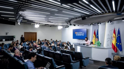 La ministra de Igualdad, Ana Redondo (i), y la ministra de Educación, FP y Deportes y portavoz del Gobierno, Pilar Alegría (d)