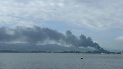 Humo generado por el incendio en la fundición.