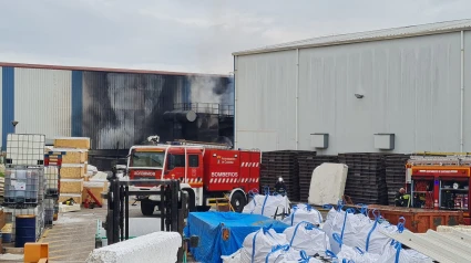Exterior de la nave incendiada.