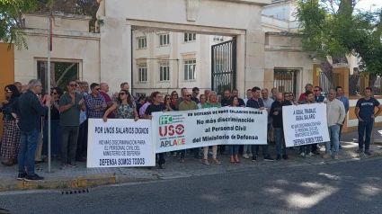 Concentración a las puertas del Instituto Hidrográfico de la Marina en Cádiz