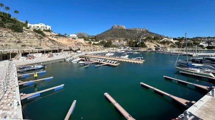 Puerto Blanco avanza hacia su renovación con nuevos atraques y un chiringuito a pie de playa