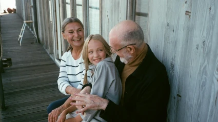 Unos abuelos disfrutan junto a su nieta