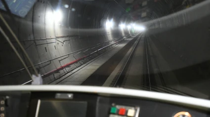 Uno de los túneles de la Variante de Pajares desde la cabina de un tren de alta velocidad