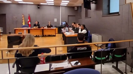Juicio contra el acusado de matar a otro hombre en Bilbao en octubre de 2021.El jurado popular ha declarado culpable de asesinato, robo con violencia, estafa y usurpación de estado civil al varón acusado de matar el 17 de octubre de 2021 en Bilbao a otro hombre que conoció en una aplicación de citas para hombres homosexuales, que se enfrenta a una pena de prisión de hasta 39 años.POLITICA ESPAÑA EUROPA PAÍS VASCO