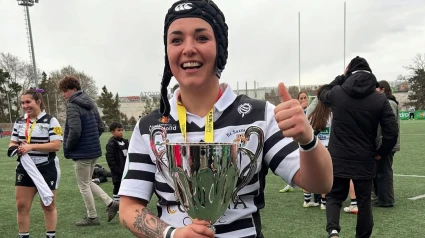 Carmen Martos posa contenta con uno de los título conseguidos en esta temportada