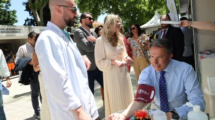 Un sanitario toma la tensión al alcalde de Lorca, Fulgencio Gil, durante la Feria de la Salud