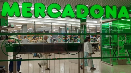Entrada principal de un supermercado de la cadena española Mercadona con clientes.