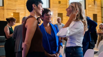 Yolanda Díaz (derecha), ministra española de Trabajo y Economía Social y vicepresidenta del Gobierno de España, también fundadora del partido político Sumar, habla con Isabel Rodríguez (centro), ministra española de Vivienda y Agenda Urbana, y Elma Saiz (izquierda), ministra española de Inclusión.