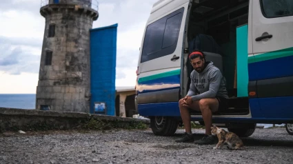 Fito Morales con su gata Zarpas