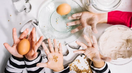 Niños preparando galletas en un taller de cocina