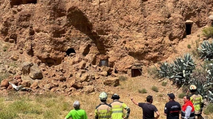 Visita de la Diputación de Granada y el Ayuntamiento de Beas de Guadix al Cerro del Castillejo tras un nuevo desprendimiento