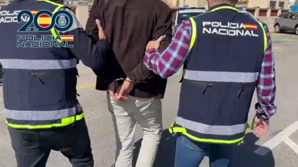 Imagen del detenido tras ser interceptado por la Policía Nacional a la salida de un centro comercial.