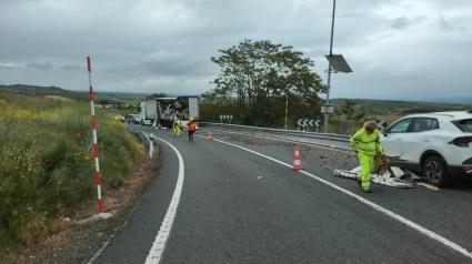 Choque frontal de dos camiones en la N-232 a la altura de Fonzaleche: Un herido y corte de la carretera