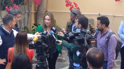 Delia García hablado ante los medios