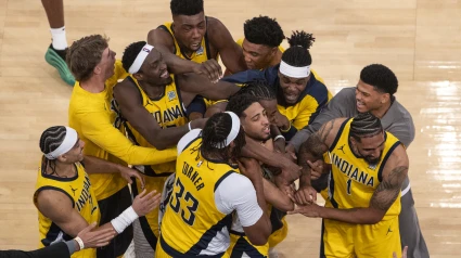 Tyrese Haliburton celebra junto a sus compañeros la victoria de los Pacers en el Madison Square Garden.
