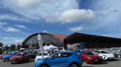 Exterior de recinto ferial de Amio con el Salón del VO de Santiago
