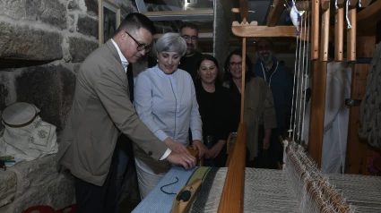 El conselleiro de Emprego, Comercio y Emigración, José González,visita el obradoiro de aretesanía textil RIR&Co