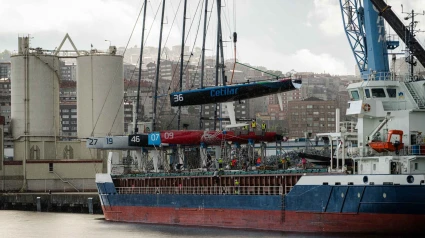 Trabajo de desestiba de los barcos de la 52 Super Series de vela