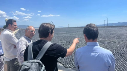 El director del CINEA y técnicos del proyecto ante la balsa La Jeresa de Lorca, donde se ensaya la solución contra la evaporación