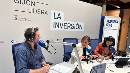 Carmen Moriyón, alcaldesa de Gijón, en animada charla con Jorge Bustos y Pilar Cisneros