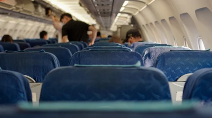 Cabina de pasajeros de un avión comercial