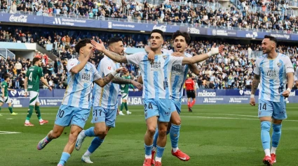 Imagen de Lobete celebrando un gol ante su público en La Rosaleda.