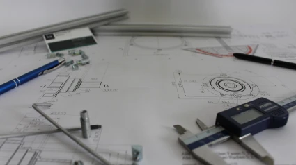 Planos sobre una mesa de trabajo