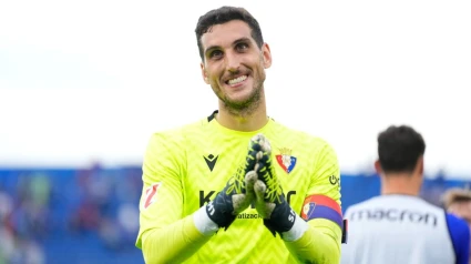 Sergio Herrera, portero de Osasuna con el brazalete de capitán