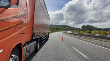 Camión tras el incidente en la autovía