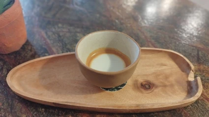 Una taza de café machiatto servida para COPE Coruña