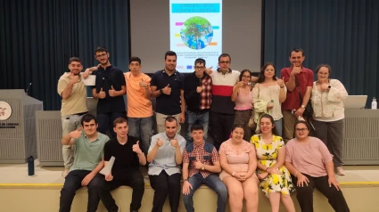 Los 18 jóvenes con discapacidad intelectual que han obtenido su título en la US gracias a 'Unidiversidad'