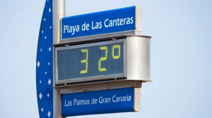 El termómetro en la playa de la ciudad marca 32 grados centígrados en una abrasadora mañana de viernes en Las Palmas