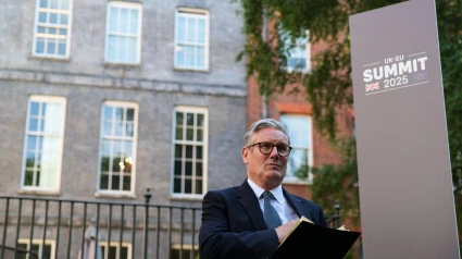 El primer ministro Keir Starmer observa durante una recepción para empresas del Reino Unido y la UE en Downing Street, Londres.