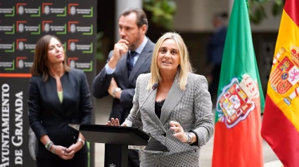 El ministro de Transportes y Movilidad Sostenible, Óscar Puente (c); la alcaldesa de Granada, Marifrán Carazo (d); y la consejera de Fomento, Articulación del Territorio y Vivienda, Rocío Díaz (i)