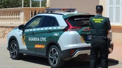 Coche y agente de la Guardia Civil