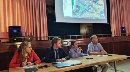 Integrante de la Xunta y Ayuntamiento durante la explicación