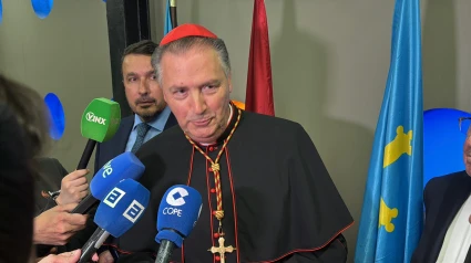 El Cardenal Fernández Artime atiende a los medios antes de la entrega de premios de la Cámara de Comercio de Avilés