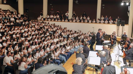 Miguel Ríos graba con 1.500 escolares el Himno de la Alegría