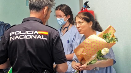 Sergio repartió flores entre el personal que le atendió como muestra de agradecimiento.