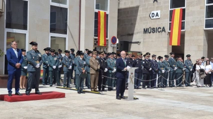 El subdelegado del Gobierno en Ourense en el acto de conmemoración del 181 aniversario de la Fundación de la Guardia Civil en la Plaza Carlos Casares de Xinzo