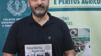 El presidente del colegio, Manuel Rojo, con la nueva revista