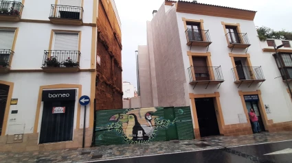 Imagen de un solar vacío entre dos edificios en la calle Álamo, en el centro del casco histórico de Lorca