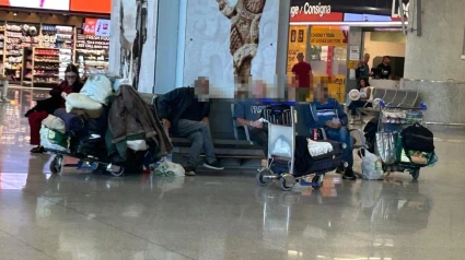 Un grupo de personas sin hogar en una de las terminales del aeropuerto de Málaga