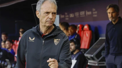 PAMPLONA, 24/04/2025.- El entrenador del Sevilla, Joaquín Caparrós, este jueves, durante el partido de la jornada 33 de LaLiga EA Sports, entre el Osasuna y el Sevilla, en el estadio El Sadar de Pamplona. EFE/ Villar López