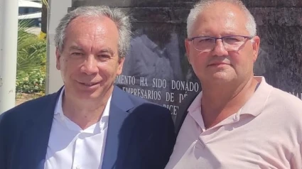 Mario Vidal y Miguel Llobell, representantes de Gent de Dénia, durante el encuentro con el equipo de gobierno y la empresa inversora para impulsar nuevas residencias de mayores en la ciudad